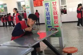 高中食堂男女分区吃饭，老师：预防早恋视频封面