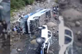 盐源一旅游大巴与皮卡车发生擦挂，两车坠河，致2人重伤6人轻伤视频封面