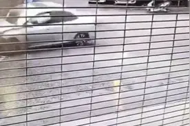 女司错把油门当刹车，直接撞墙开辟新道路，网友：车到山前必有路图片