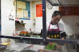 夫妻经营蛋饼店被网友捧红，已买两套房视频封面