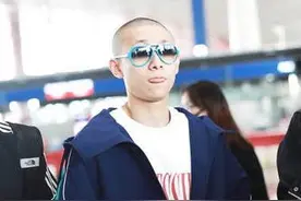 张一山光头造型引全网P图 机场扮酷痞帅十足图片