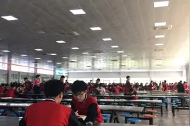 中学回应男女生分区吃饭：引导有错吗？视频封面