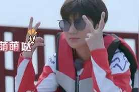 王源杨超越为何不停交换救生衣？看到弹幕解释后，终于明白了！图片