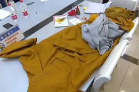 66秒丨什么人都有！冒充和尚给人看手相 现场还有“托”视频封面