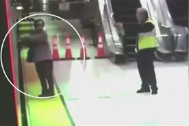 女子为赶地铁伸手阻止车门关闭，不料被夹住，下一秒悲剧发生了视频封面