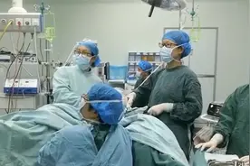 肝里怀了宝宝？29岁女子遇罕见宫外孕，医生看了吓一跳视频封面