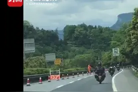青蕉拍客丨六名退休大爷骑摩托上高速，惊险变道超车如在赛场视频封面
