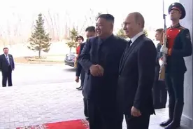 普京与金正恩首次会晤，微笑握手合影视频封面
