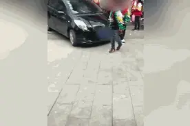 司机驾车顶小学生前行 警方：拘留五日视频封面