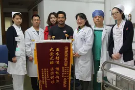 太平洋岛国国足队长训练中扭伤右膝，在湘成功治疗两次流下热泪图片