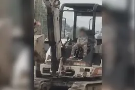 3岁娃闹市独自开挖掘机，亲爹喊口号指挥视频封面
