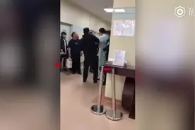 上海“被铐医生”已获释：患者家属强行闯入诊室躺地上视频封面
