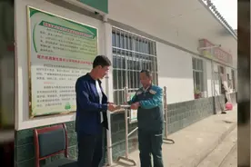 这位邮递员坚守乡村35年 日往返100公里以上视频封面