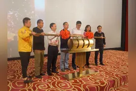 四川省第七届青年电影周正式启动 《港珠澳大桥》执行总导演张艺宰入川捧场视频封面