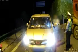为了对付开远光灯的司机，男子竟在车上加装爆闪灯，闪“瞎”眼！视频封面
