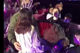 粉丝演唱会上求婚 王力宏十分开心：前面的人不要挡到我图片
