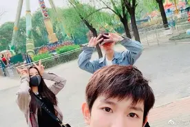 贾乃亮王源杨超越同逛公园 露半张脸比耶默契足图片