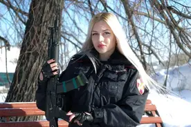 打得了毒贩、带得了娃，这个俄罗斯最美近卫兵红得让人服气！图片