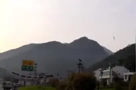 陕鄂交界掉落火箭残骸 当地：已发预警，无人伤亡视频封面