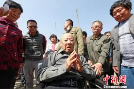 90岁台湾老兵寻亲之旅：匍匐母亲坟前长跪不起图片