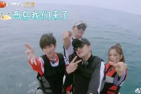 贾乃亮带王源杨超越逛公园，谁注意站位？关系亲疏一目了然图片