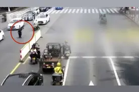 佝偻老人蹒跚过马路 外卖小哥停车搀扶一路护送图片