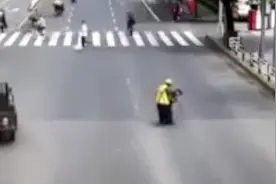 佝偻老人拄拐杖蹒跚过马路 外卖小哥停车搀扶：有一天我也会变老图片
