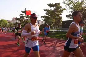 山东荣成：1.2万余名选手激情跑马视频封面
