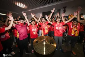 华南虎！广州恒大淘宝球迷场外高歌，整齐划一相当有气势图片