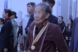 肃立唱国歌被诋毁作秀 香港老人现身教反对派做人视频封面