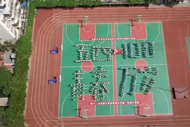 阜阳一学校学生们摆出图形纪念五四运动（附航拍）图片