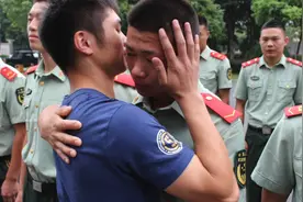 脱下戎装后 他的青春之花继续在校园绽放视频封面