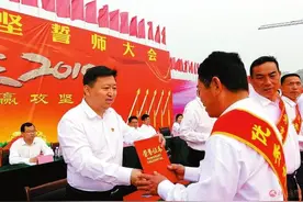 确山县脱贫攻坚誓师大会掠影图片