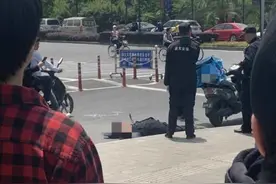 弄潮音评丨外卖小哥刀刺大学保安，凭什么埋怨保安图片