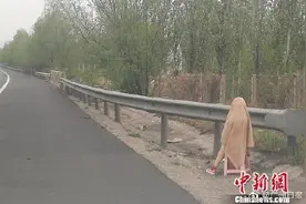 谁干的？！充气娃娃蒙头坐高速路边 交警追查违法当事人图片