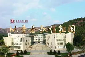 以青春歌唱祖国 用经典铸魂育人——山东艺术学院《以青春歌唱祖国》MV引领学校思政教育发展图片