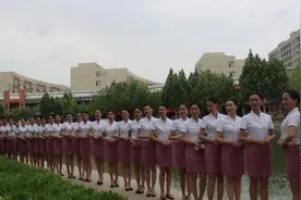 空乘专业学生穿制服拍毕业照视频封面