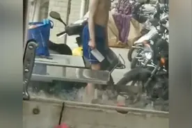 肇庆19岁小伙持刀对峙民警，被电击枪击倒图片