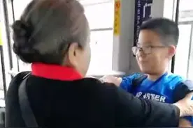“容嬷嬷”李明启坐公交拒绝小男孩让座 画面十分暖心图片