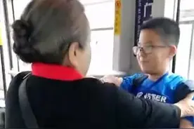 暖心！“容嬷嬷”李明启坐公交拒绝小男孩让座图片