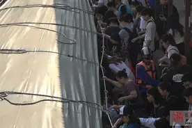 泰国民众乘坐轮渡出行 经济实惠却暗藏风险图片