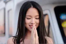 “世姐”张梓琳一家三口外出，女儿白白嫩嫩超可爱，老公帅气绅士图片
