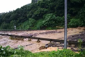 京港澳高速大宝山隧道附近山坡塌方引发泥石流交通中断，已启动应急预案视频封面