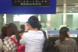 飞机滑行后因机械故障返回 上百名飞泰国旅客滞留双流机场超12小时视频封面