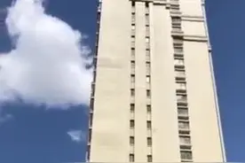 险！大风掀开外墙皮，昌平一幼儿园楼顶被砸出窟窿视频封面