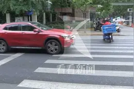 上海行人过马路惨遭轿车直接撞飞 现场无警示标志视频封面