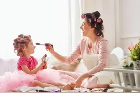 幼儿园爱臭美的孩子越来越多！审美敏感期家长的正确引导方法图片