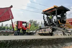 成都三绕西段开始路面铺装 计划年内建成通车视频封面