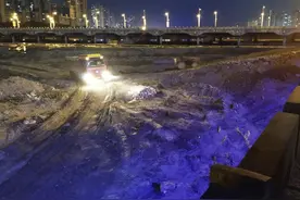 德阳旌湖白天清淤晚上倒建渣？水利局：建渣用于修建垫渣公路视频封面