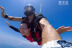 他们从3000米高空一跃而下......视频封面